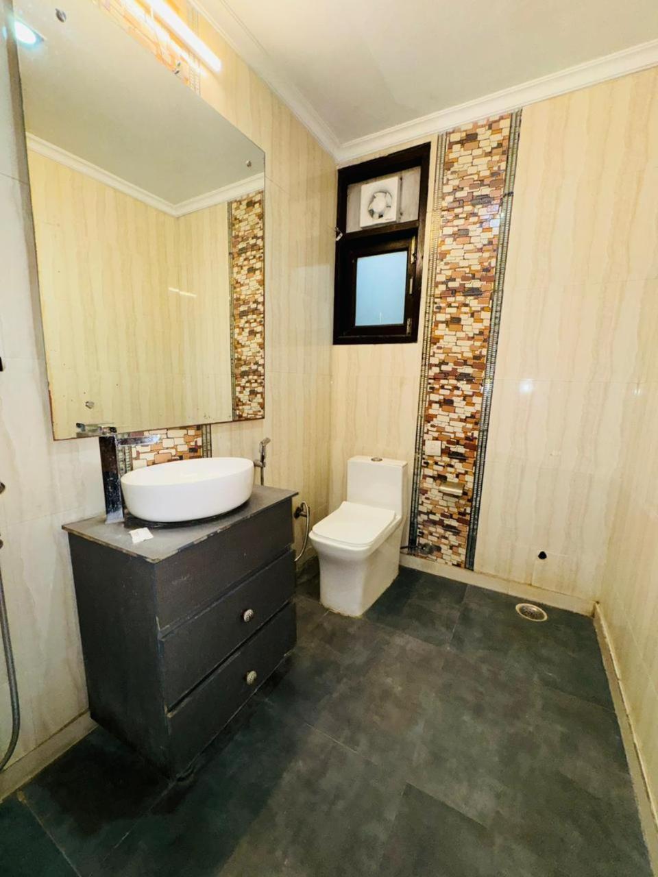 Woodland - Safdarjung Embassy Road * New Delhi